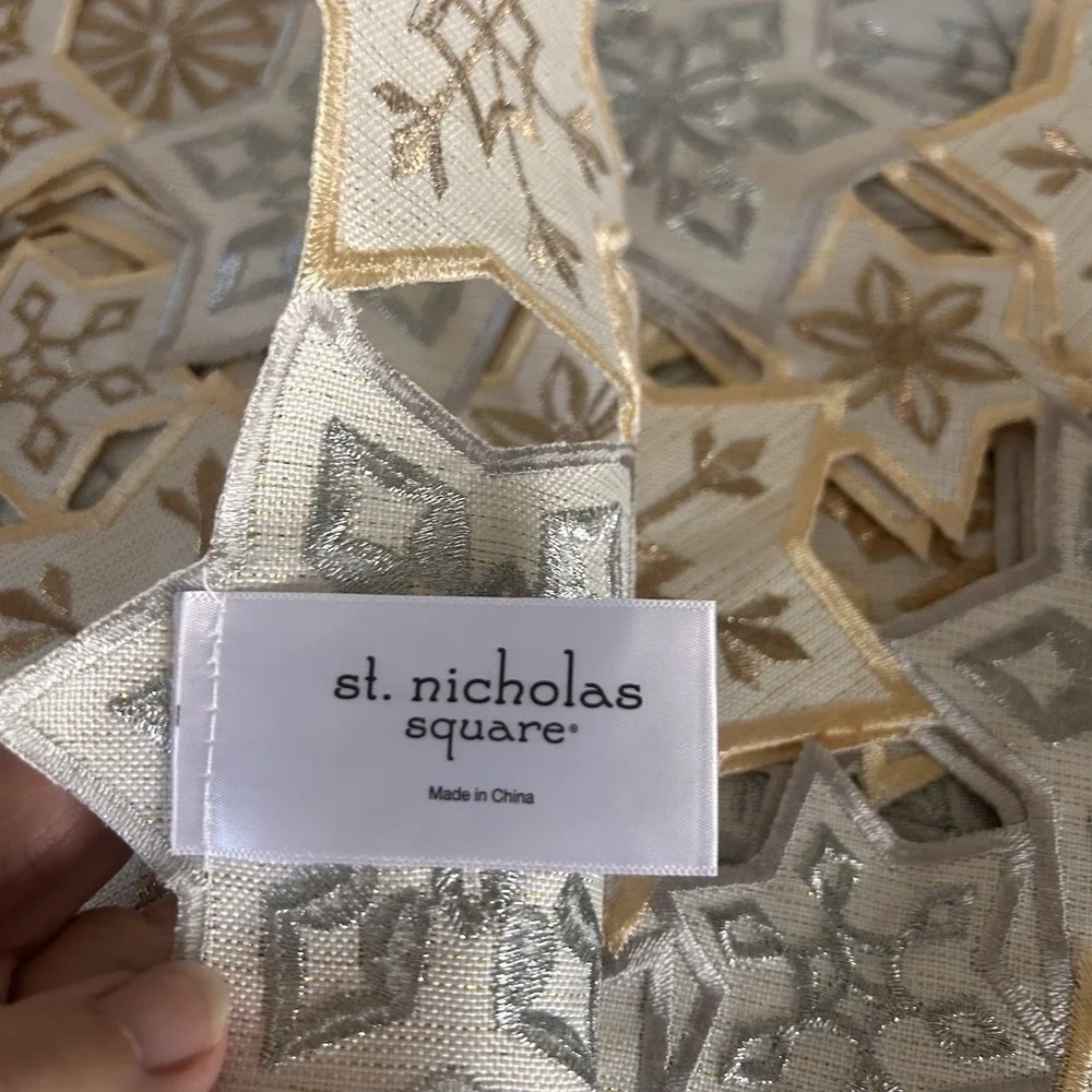 Christmas Placemats Snowflake Stars Cutouts Lot of 8 Silver Gold Cream New! BxDD